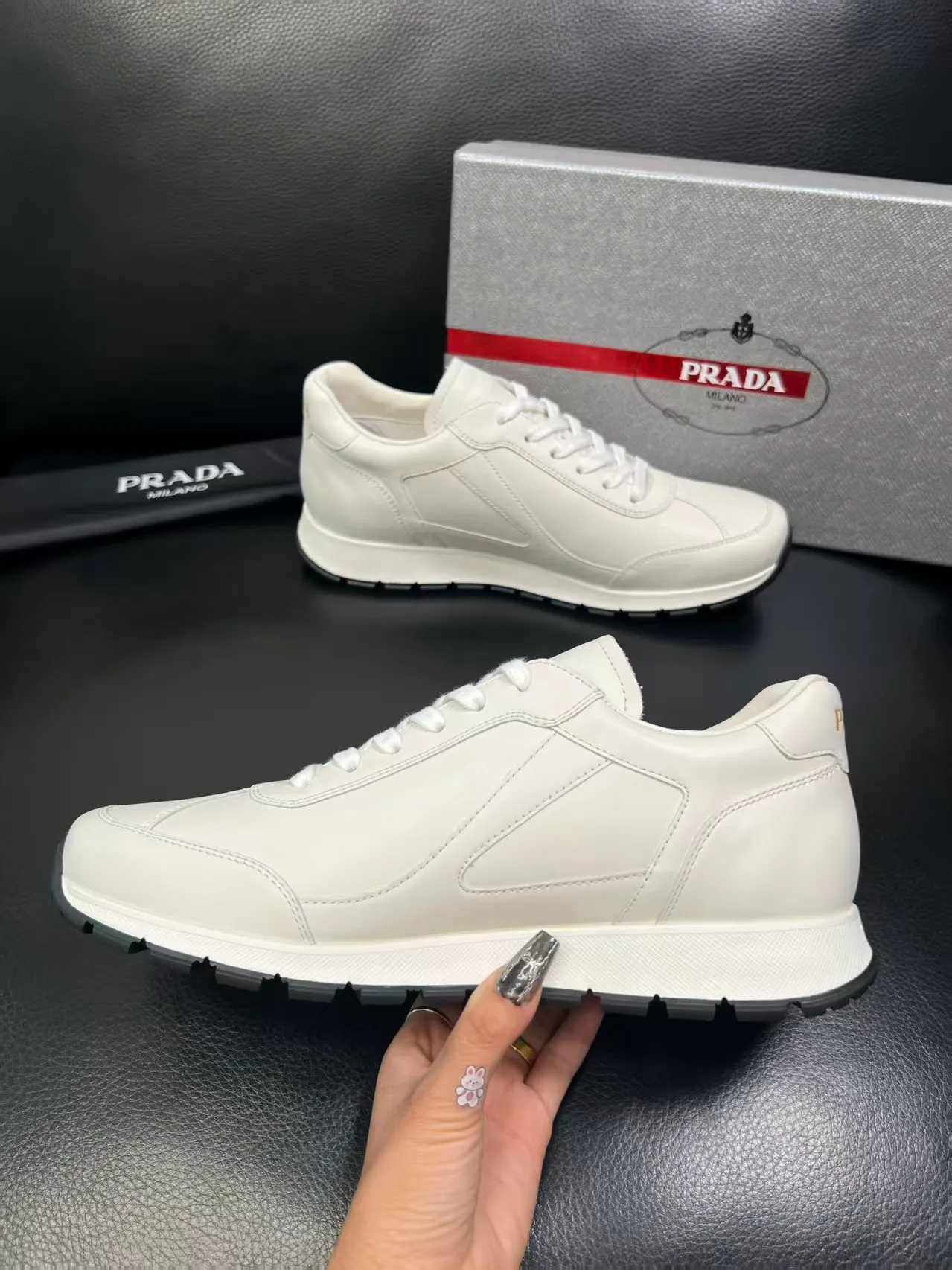 P440 38-45 Prada Prada’s new men’s leather sneakers, the highest version on the market, any comparison is welcome🆚! The original leather has excellent texture and is super high-end! Fetal sheep net lining imported from Italy, removable pad! Luxurious materials and fine workmanship, highly recommended! No. 058